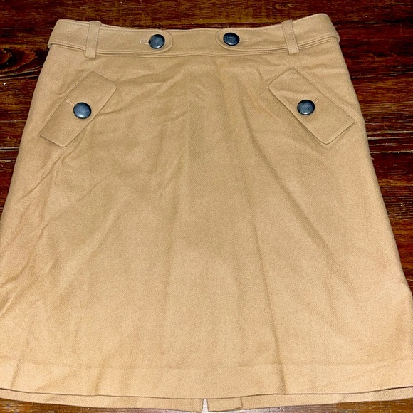 Club Monaco tan Skirt with buttons. Classic timeless style - Picture 1 of 4
